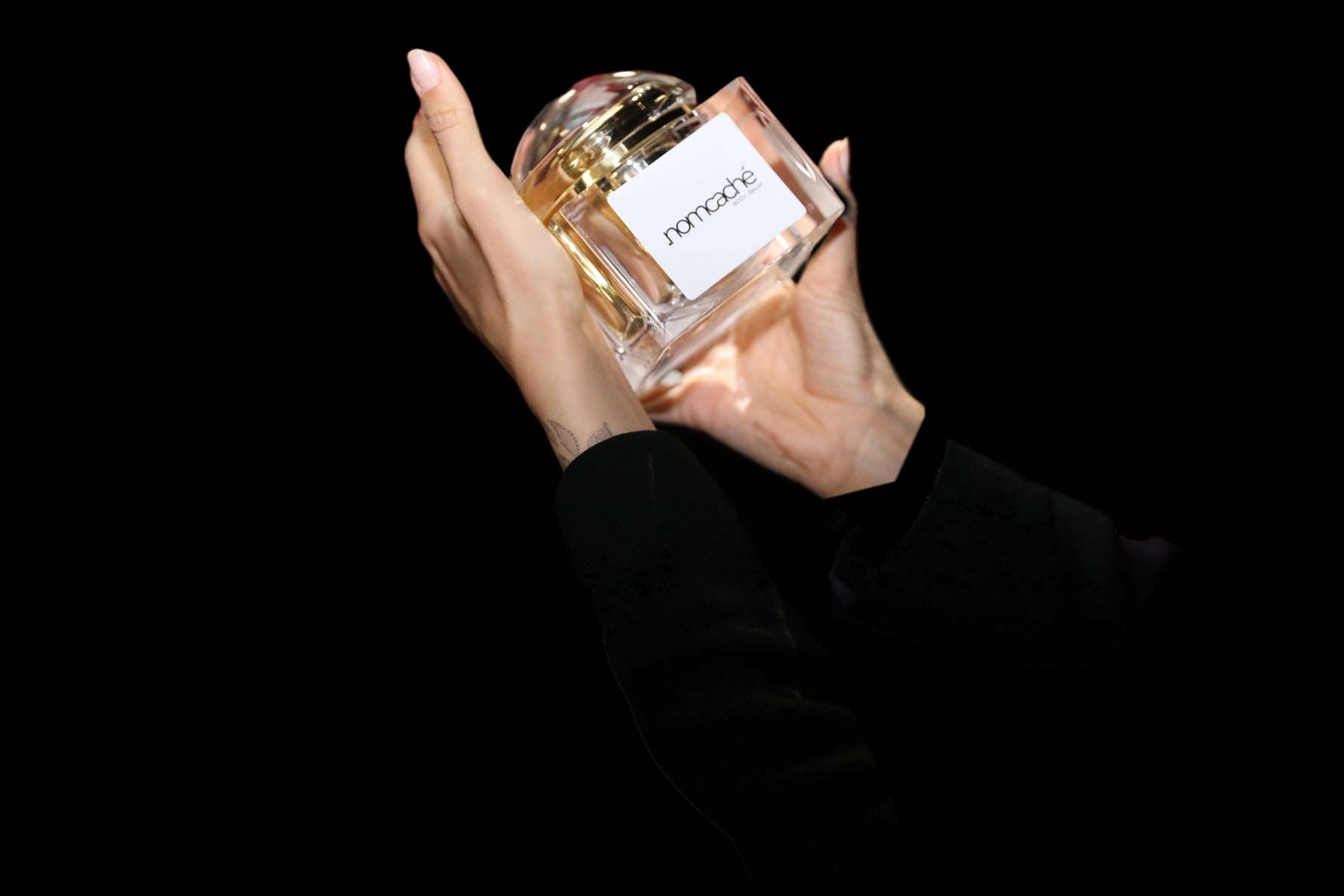 forma.nomcaché — hands holding the body scrub and body balm