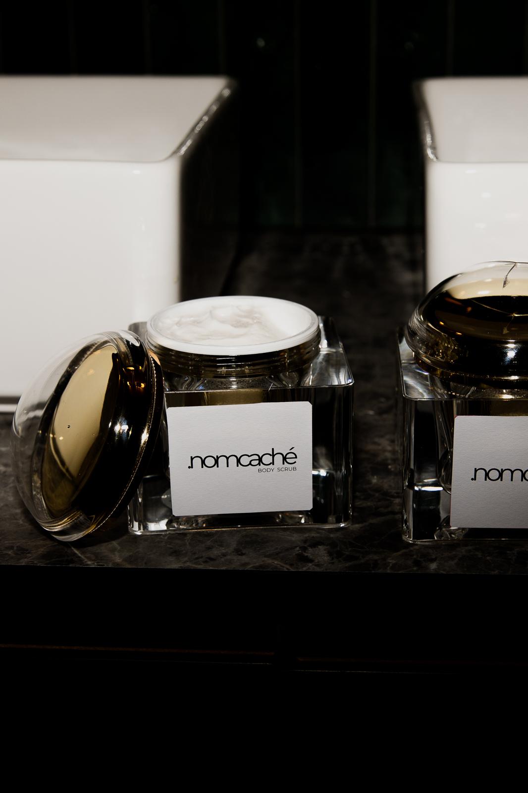 Otwarty balsam do ciała .nomcaché, tekstura i konsystencja — .nomcaché body balm open showing texture