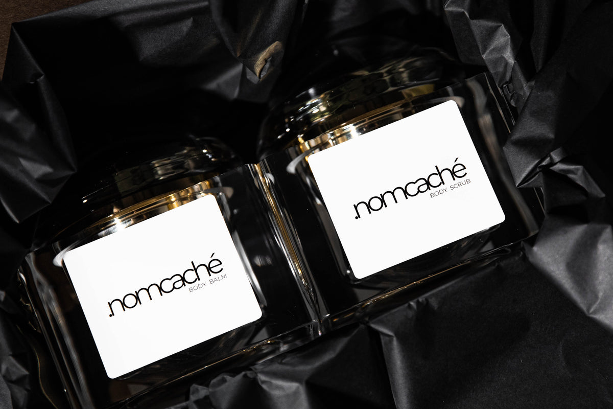 Dwa słoiki forma.nomcaché w czarnym opakowaniu