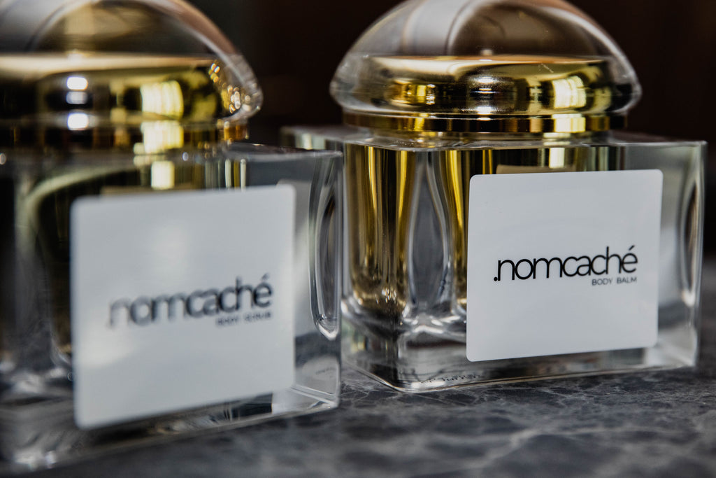 Peeling i balsam .nomcaché na marmurze, ujęcie z głębią — .nomcaché body scrub and balm depth shot on marble