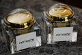Otwarty peeling i balsam do ciała .nomcaché na marmurowym blacie — .nomcaché body scrub and balm open on marble surface